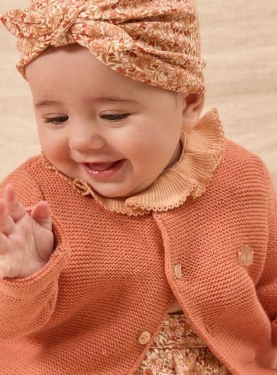 ПЛЕТЕНА ЖИЛЕТКА С КОПЧЕТА  ЗА БЕБЕ МОМИЧЕ NOLINA 