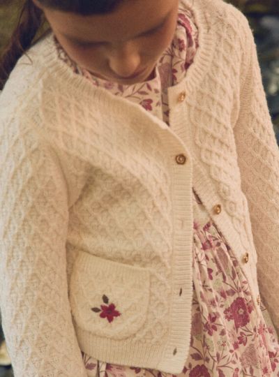 ПЛЕТЕНА ЖИЛЕТКА ЗА МОМИЧЕ NIGIGIETTE 