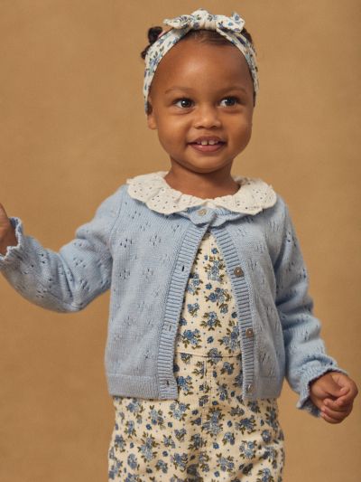 ЖИЛЕТКА ОТ АЖУРНО ПЛЕТИВО ЗА БЕБЕ МОМИЧЕ 