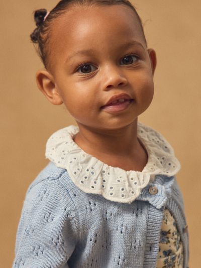 ЖИЛЕТКА ОТ АЖУРНО ПЛЕТИВО ЗА БЕБЕ МОМИЧЕ 