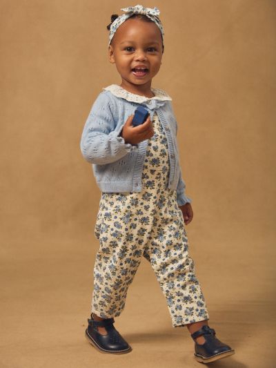 ЖИЛЕТКА ОТ АЖУРНО ПЛЕТИВО ЗА БЕБЕ МОМИЧЕ 