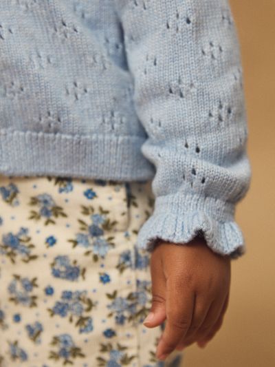 ЖИЛЕТКА ОТ АЖУРНО ПЛЕТИВО ЗА БЕБЕ МОМИЧЕ 