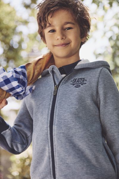 СУИЧЪР ЗА МОМЧЕ С КАЧУЛКА И ЦИП  