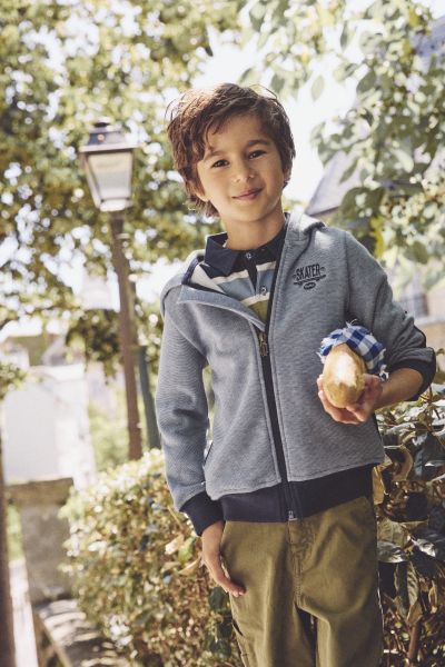 СУИЧЪР ЗА МОМЧЕ С КАЧУЛКА И ЦИП  