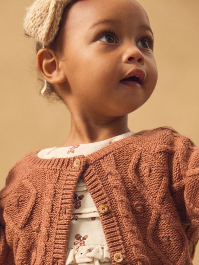 ЖИЛЕТКА  С РЕЛЕФНО ПЛЕТИВО ЗА БЕБЕ МОМИЧЕ 