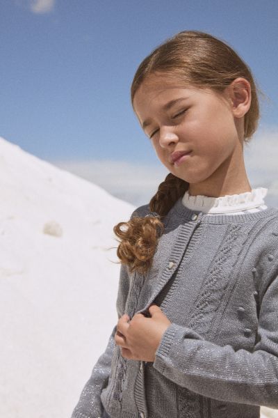  ЖИЛЕТКА ЗА МОМИЧЕ С АЖУРНИ ДЕТАЙЛИ ЗА МОМИЧЕ