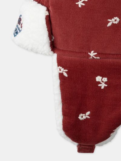 Червена кадифена шапка с цветна бродерия за момичета