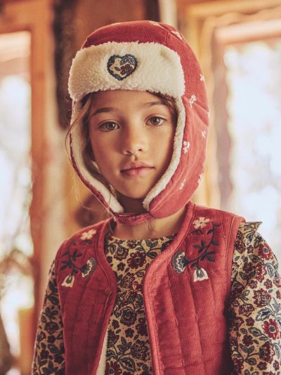Червена кадифена шапка с цветна бродерия за момичета