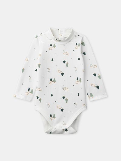 Бяло боди с принт на елхи и животни и яка за бебе момче