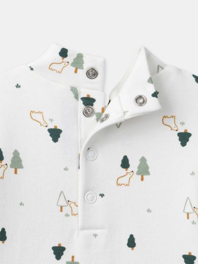 Бяло боди с принт на елхи и животни и яка за бебе момче