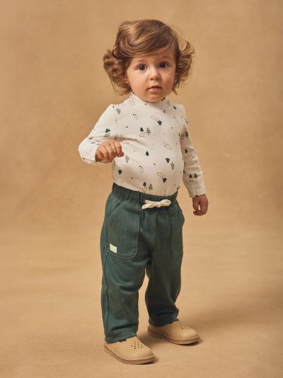 Бяло боди с принт на елхи и животни и яка за бебе момче