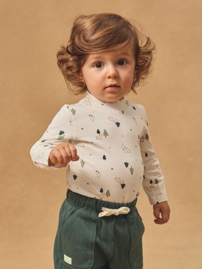 Бяло боди с принт на елхи и животни и яка за бебе момче