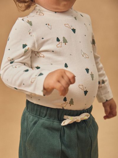 Бяло боди с принт на елхи и животни и яка за бебе момче