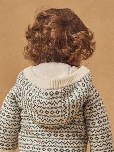 Топла плетена жилетка с качулка за бебе момче