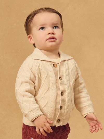 Екрю плетена жилетка за бебе момче