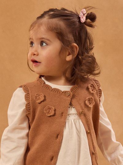 Кафяв елек за бебе момиче