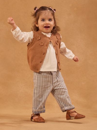 Кафяв елек за бебе момиче