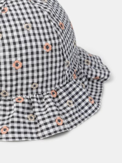 Шапка на каре за бебе момиче