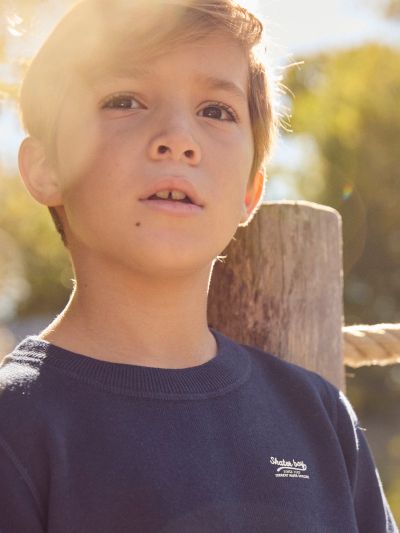 Тъмносин двулицев пуловер за момче – едноцветен или с бели райета