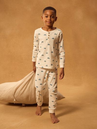 ЕКРЮ ПИЖАМА С ПРИНТ НА ТРАКТОРИ ЗА МОМЧЕ