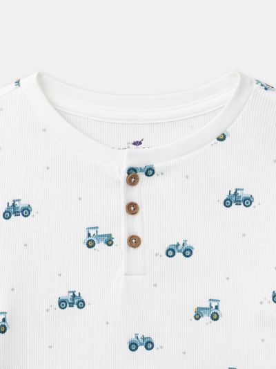 ЕКРЮ ПИЖАМА С ПРИНТ НА ТРАКТОРИ ЗА МОМЧЕ