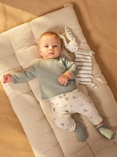 БЕБЕШКИ КОМПЛЕКТ ЗА НОВОРОДЕНО МОМЧЕ – СИНЬО-СИВА БЛУЗА, ПАНТАЛОН И ЧОРАПИ