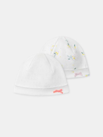 КОМПЛЕКТ ОТ 2 БЕБЕШКИ ШАПКИ – ЕДНОЦВЕТНА И С ПРИНТ ЛИСТА ЗА НОВОРОДЕНО МОМИЧЕ