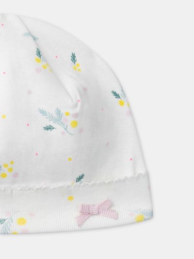 КОМПЛЕКТ ОТ 2 БЕБЕШКИ ШАПКИ – ЕДНОЦВЕТНА И С ПРИНТ ЛИСТА ЗА НОВОРОДЕНО МОМИЧЕ