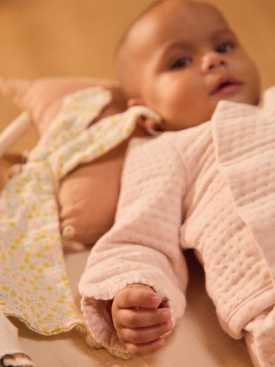 Комплект за новородено момиче: горнище и розов панталон + спален комплект