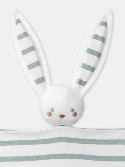 БЕБЕШКО КОМФОРТНО ОДЕЯЛЦЕ СЪС ЗАЙЧЕ В ЕКРЮ И СИВО-СИНИ РАЙЕТА