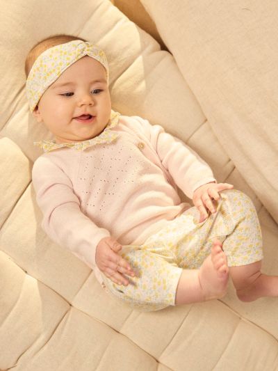 РОЗОВ ПУЛОВЕР + ФЛОРАЛЕН КЛИН + ЛЕНТА ЗА КОСА С ФЛОРАЛЕН МОТИВ – КОМПЛЕКТ ЗА НОВОРОДЕНО МОМИЧЕ