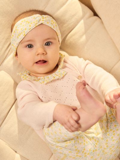 РОЗОВ ПУЛОВЕР + ФЛОРАЛЕН КЛИН + ЛЕНТА ЗА КОСА С ФЛОРАЛЕН МОТИВ – КОМПЛЕКТ ЗА НОВОРОДЕНО МОМИЧЕ