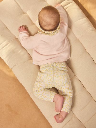 РОЗОВ ПУЛОВЕР + ФЛОРАЛЕН КЛИН + ЛЕНТА ЗА КОСА С ФЛОРАЛЕН МОТИВ – КОМПЛЕКТ ЗА НОВОРОДЕНО МОМИЧЕ