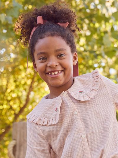 РОЗОВА БЛУЗА НА ДРЕБНО КАРЕ ЗА МОМИЧЕ