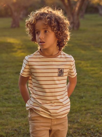 ЕКРЮ ТЕНИСКА С КАФЯВИ РАЙЕТА ЗА МОМЧЕ