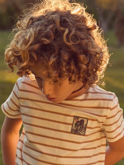 ЕКРЮ ТЕНИСКА С КАФЯВИ РАЙЕТА ЗА МОМЧЕ