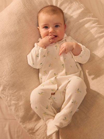 РОМПЪР С ПРИНТ ЛИСТА ЗА НОВОРОДЕНО МОМИЧЕ